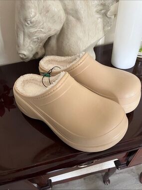 Cozy Women’s Faux-Shearling Clog - Beige